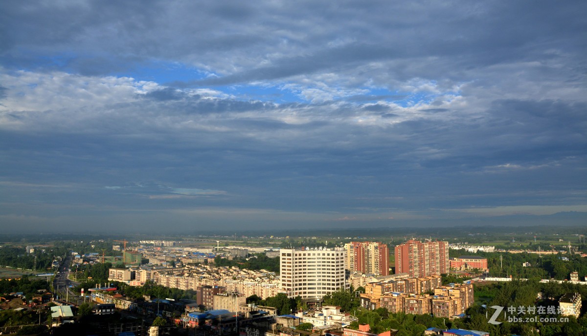 寿乡彭山晨光，见数百里之外蜀山之王 贡嘎