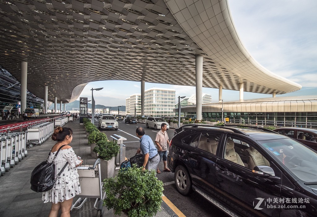 宝安国际机场入口长廊