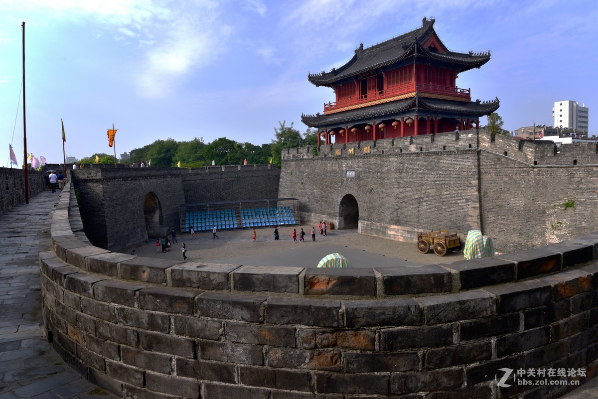 荆州古城是我国南方现存最完整的一座历史悠久的文化名城它坐落在江汉