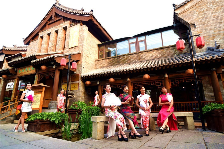 洛邑古城再现旗袍秀
