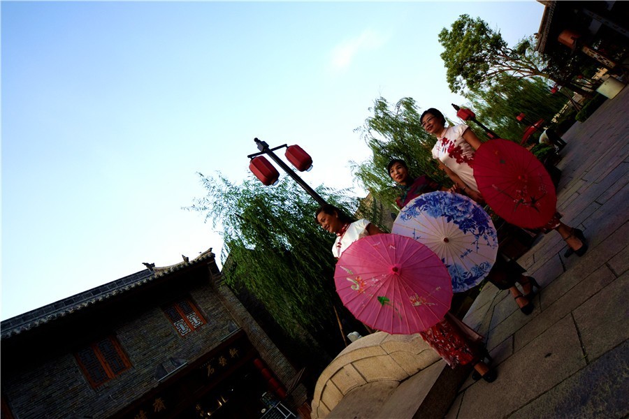 洛邑古城再现旗袍秀