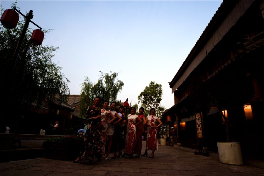 洛邑古城再现旗袍秀