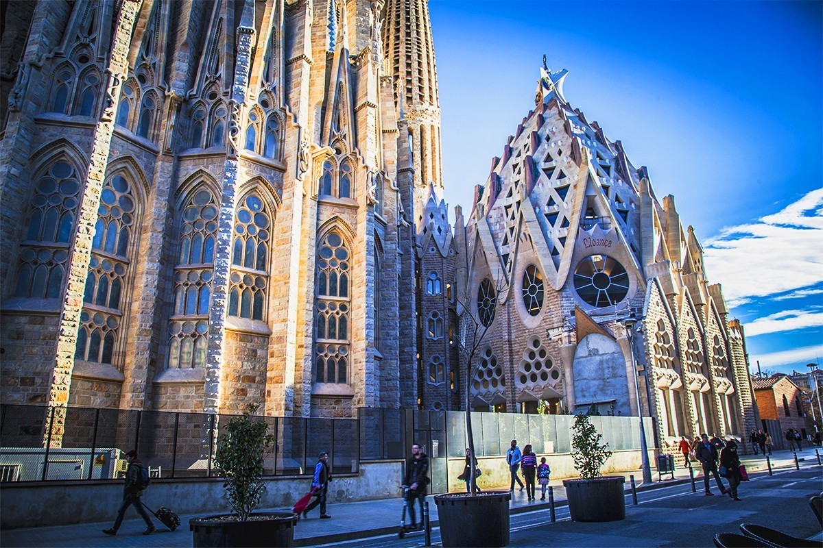 西班牙著名建筑设计大师高迪的代表作圣家族教堂
