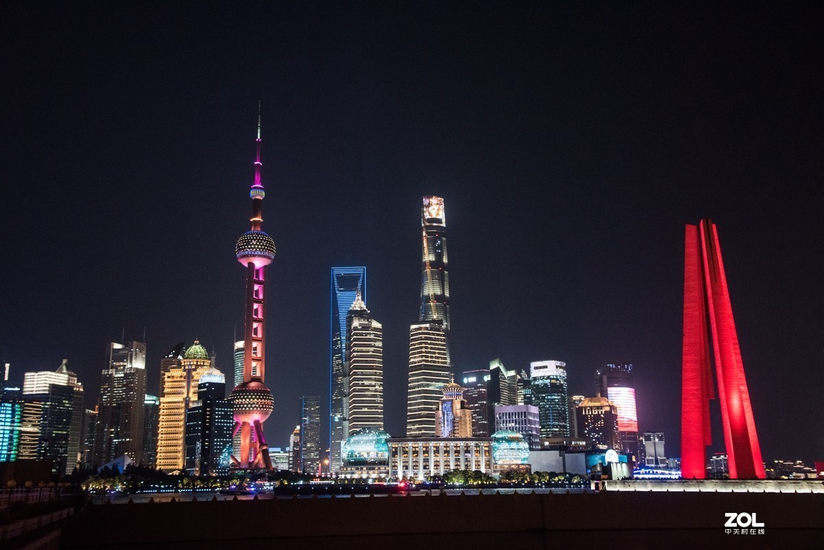 在上海外滩观看灯光秀