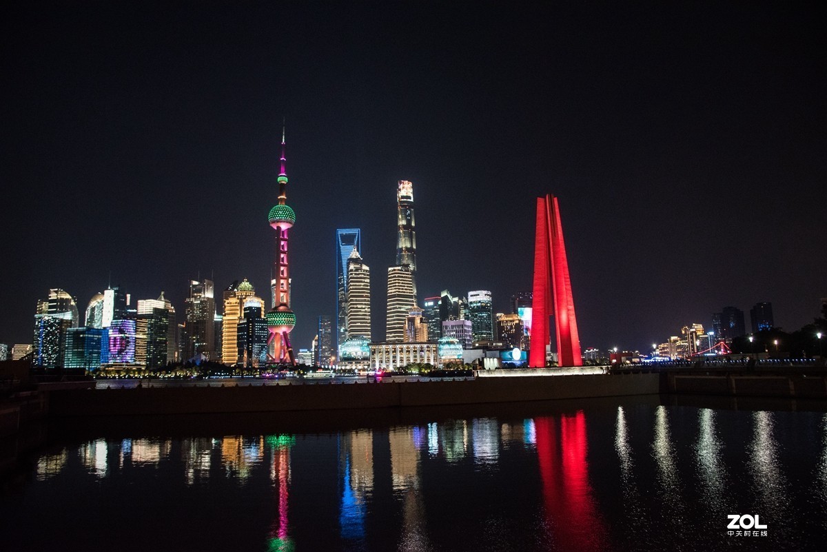 在上海外滩观看灯光秀