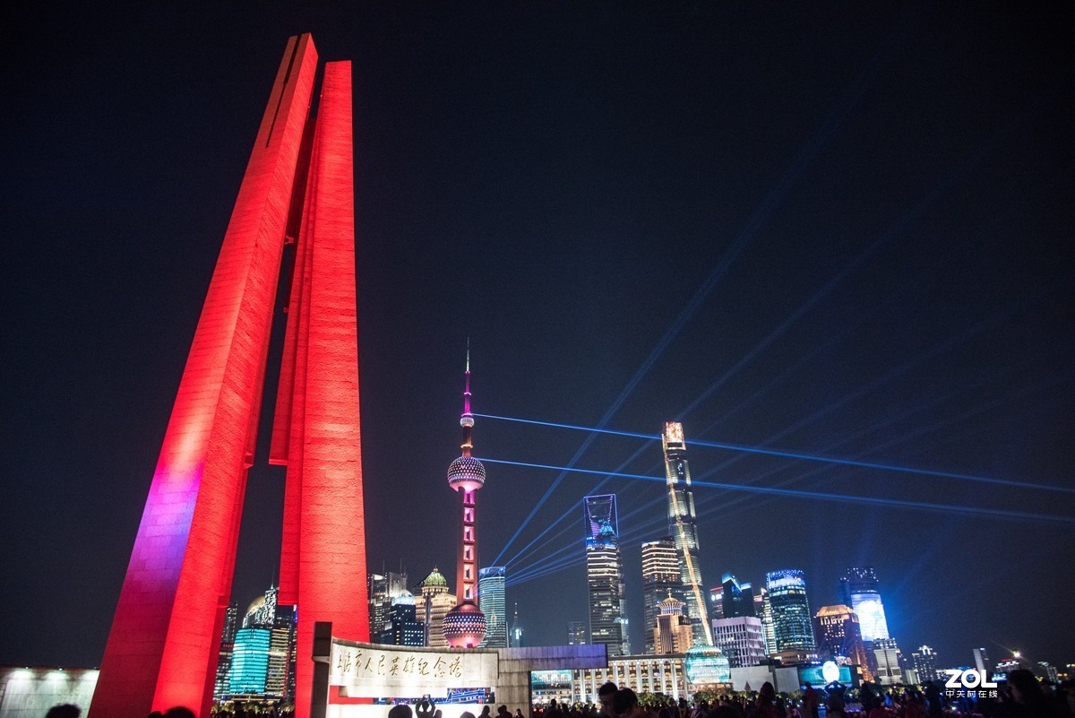 在上海外滩观看灯光秀