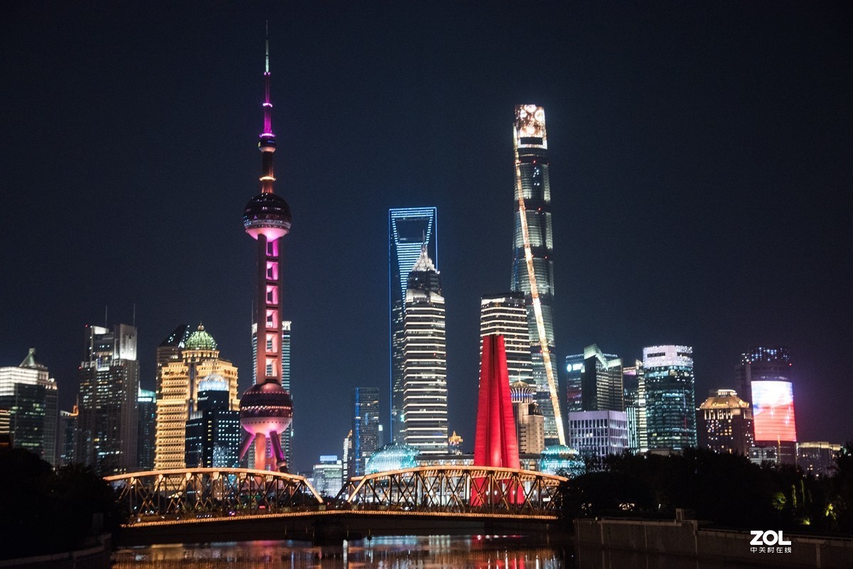 在上海外滩观看灯光秀