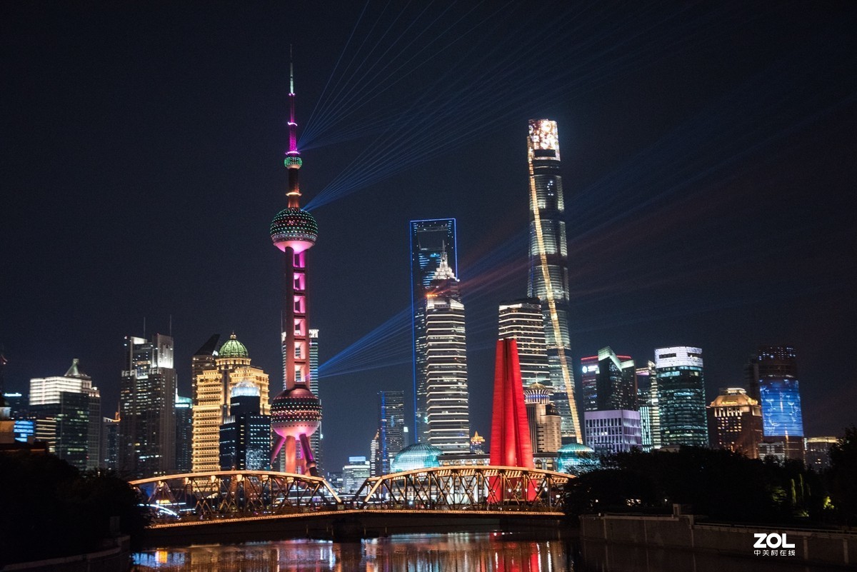 在上海外滩观看灯光秀