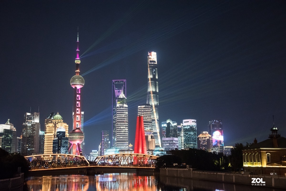 在上海外滩观看灯光秀