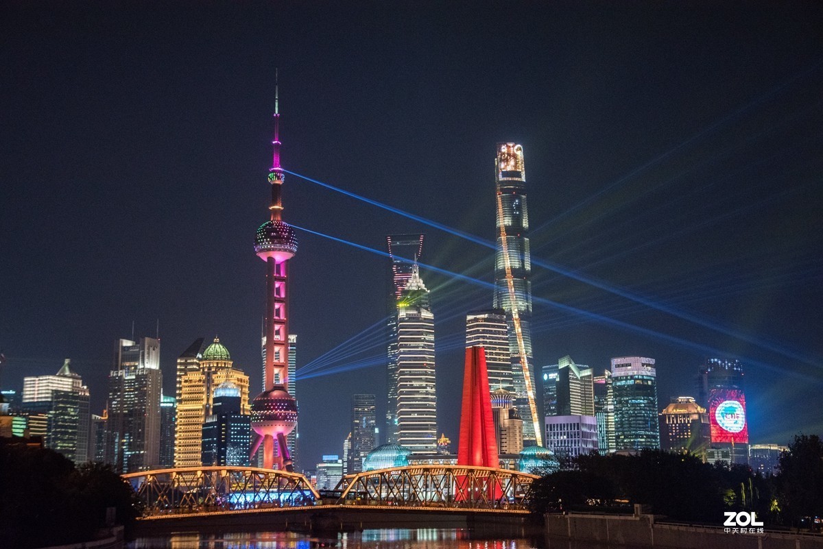 在上海外滩观看灯光秀