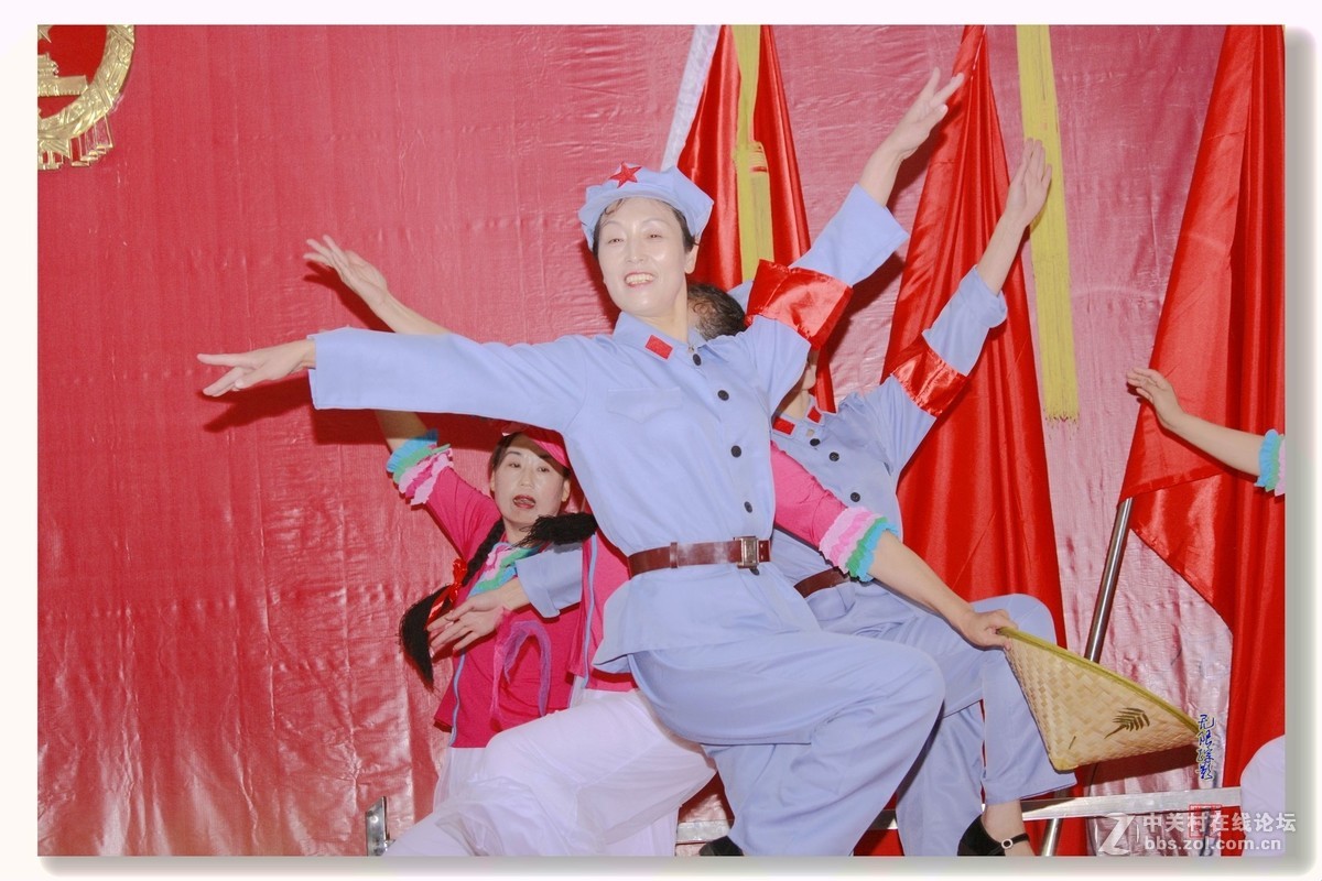 沛县老年大学庆七一，军民鱼水情义深似海。