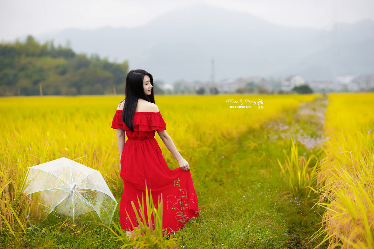 优雅的红色的长裙美女户外摄影写真作品
