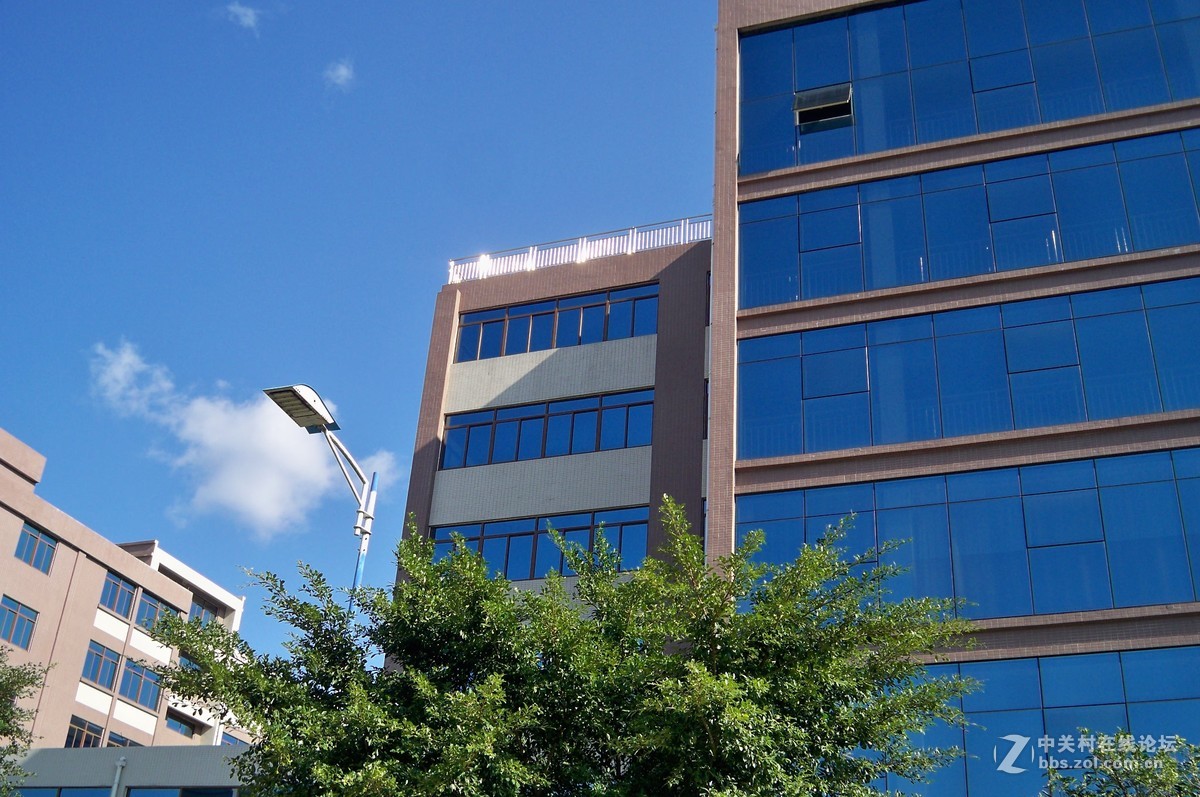 玻璃幕墙与泥砖墙