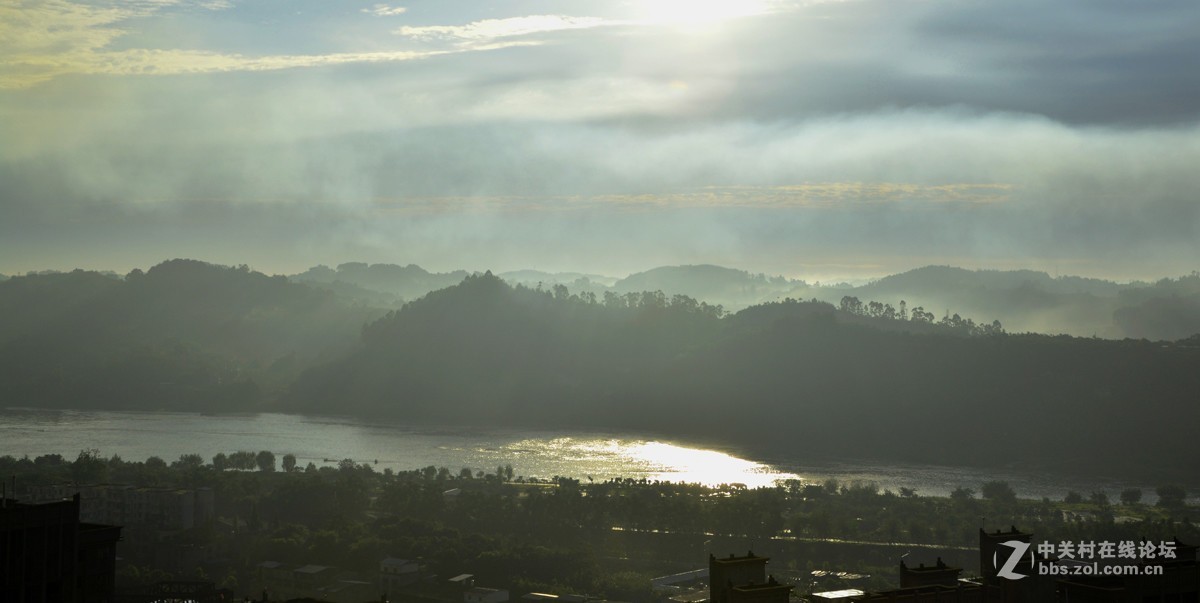 寿乡彭山晨光，见数百里之外蜀山之王 贡嘎