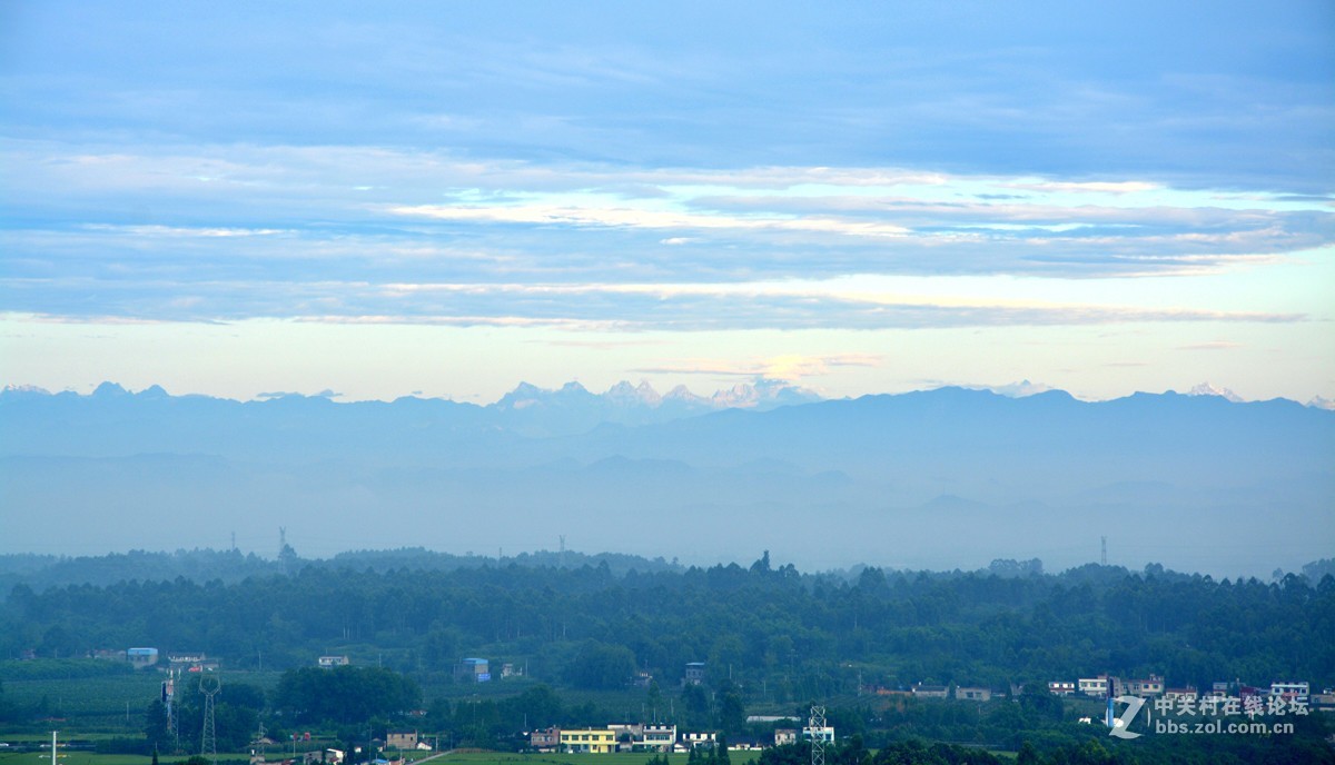 寿乡彭山晨光，见数百里之外蜀山之王 贡嘎