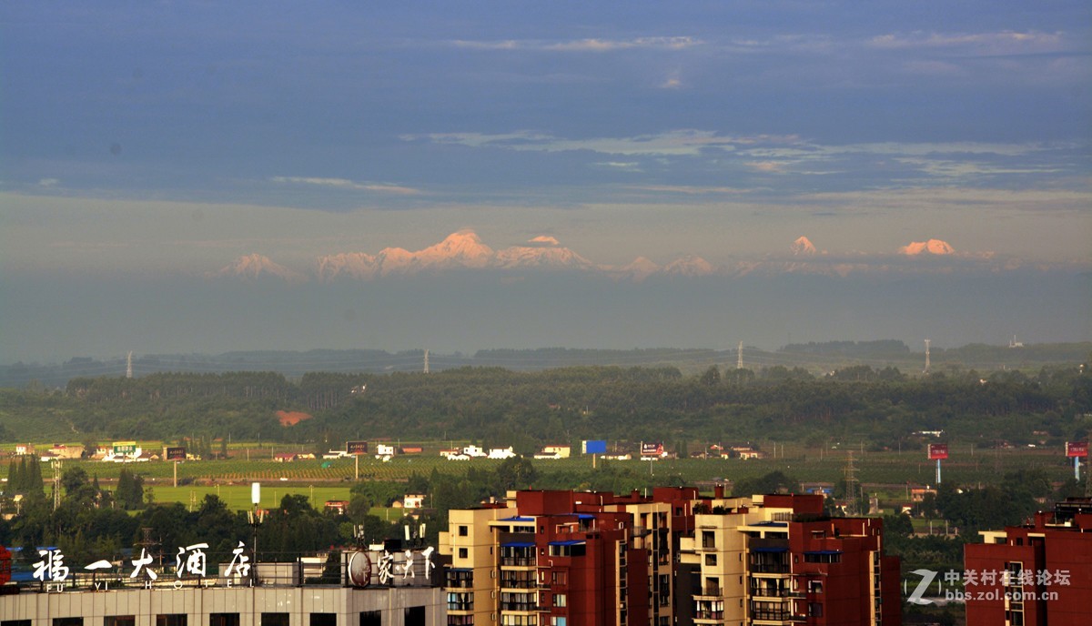 寿乡彭山晨光，见数百里之外蜀山之王 贡嘎
