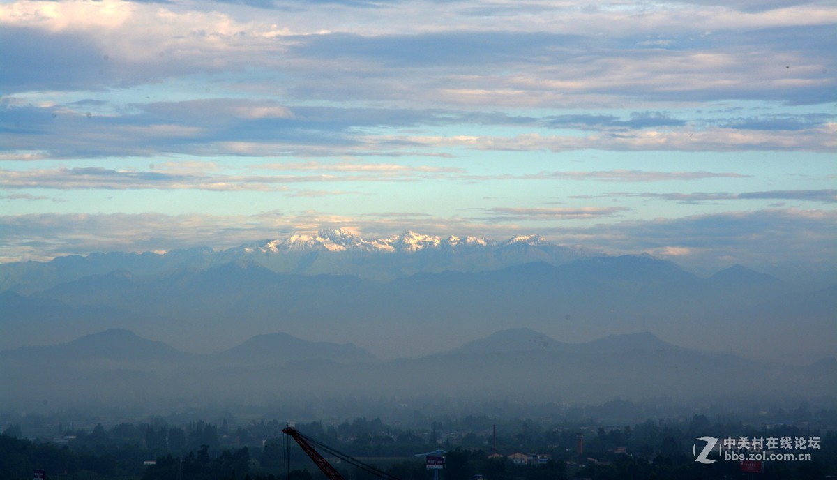 寿乡彭山晨光，见数百里之外蜀山之王 贡嘎