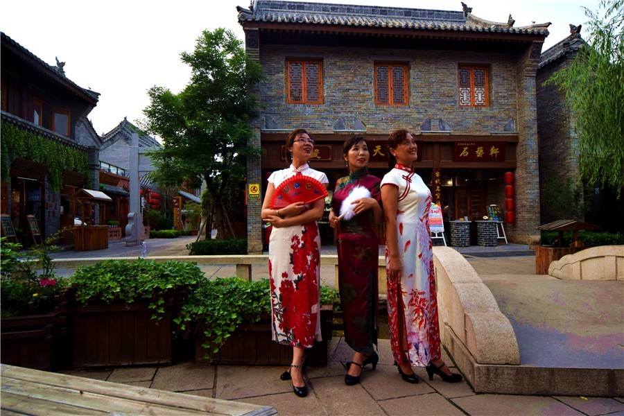 洛邑古城再现旗袍秀