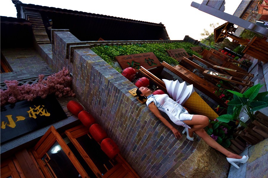 洛邑古城再现旗袍秀