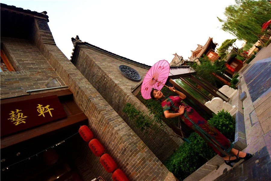 洛邑古城再现旗袍秀