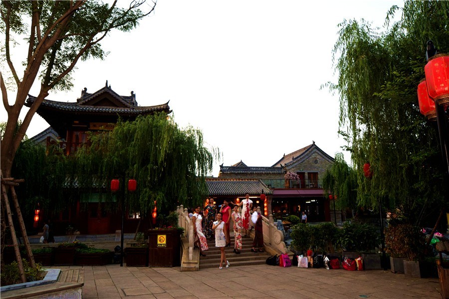 洛邑古城再现旗袍秀