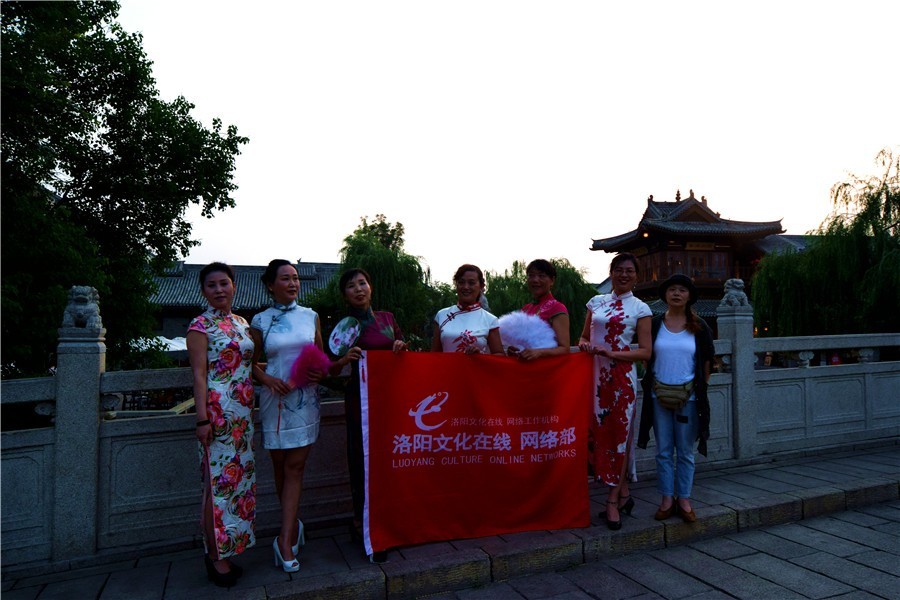 洛邑古城再现旗袍秀