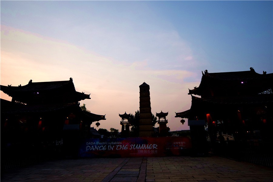 洛邑古城再现旗袍秀