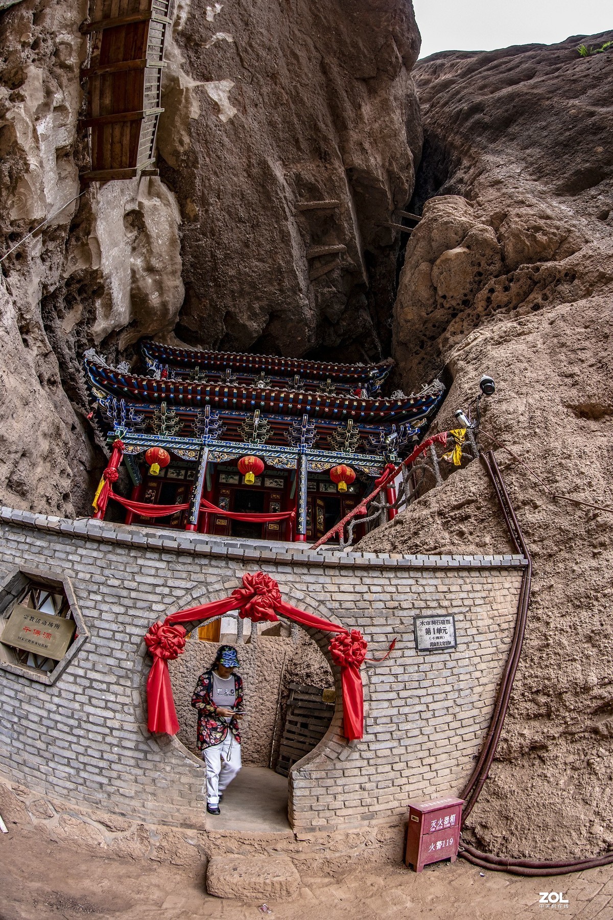 蜗居山洞成神仙