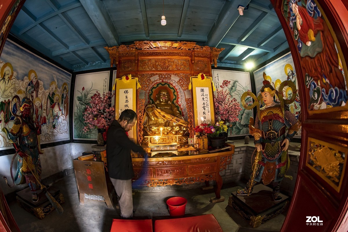 蜗居山洞成神仙