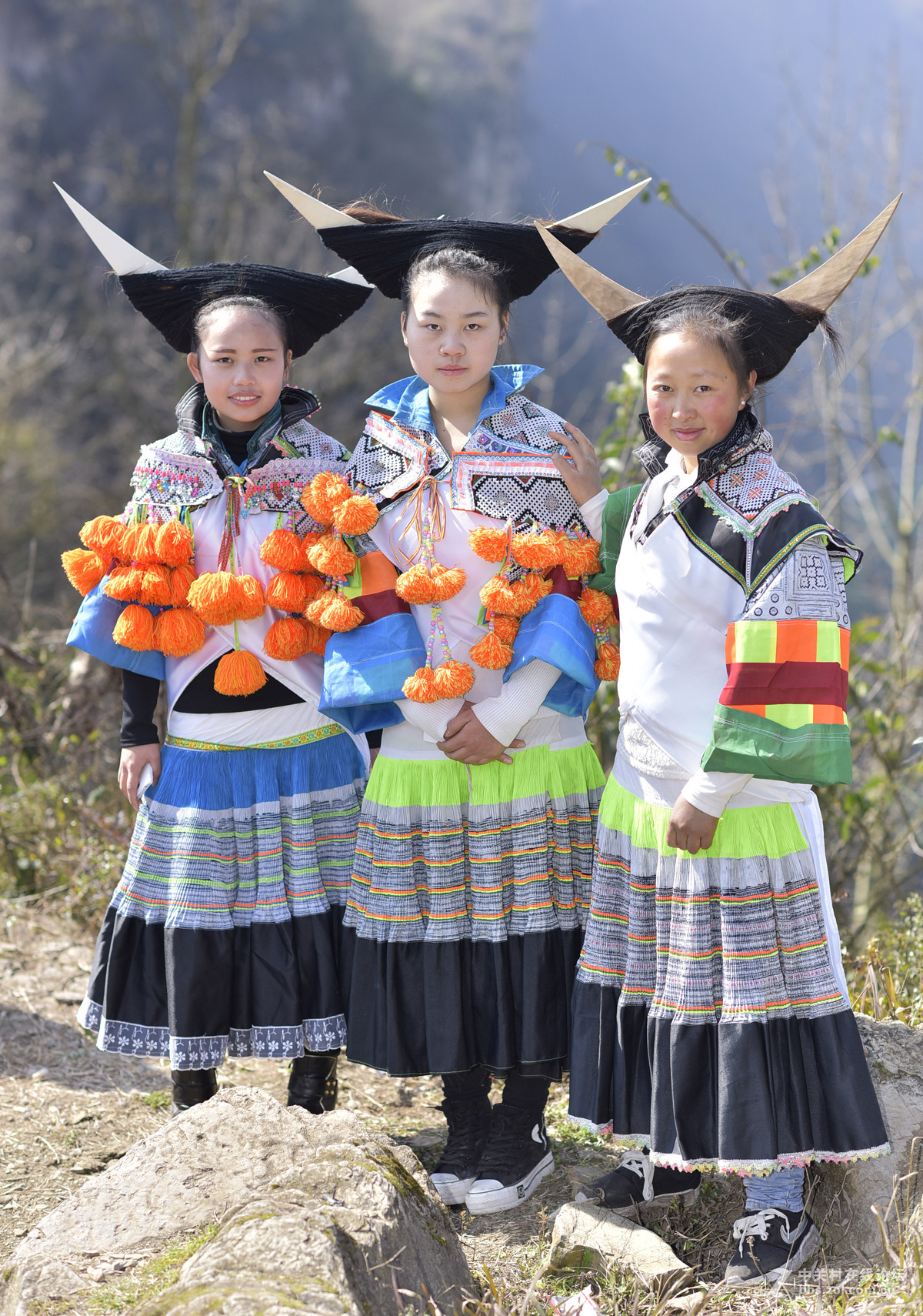 发一组跳花坡照的少数民族苗族相片