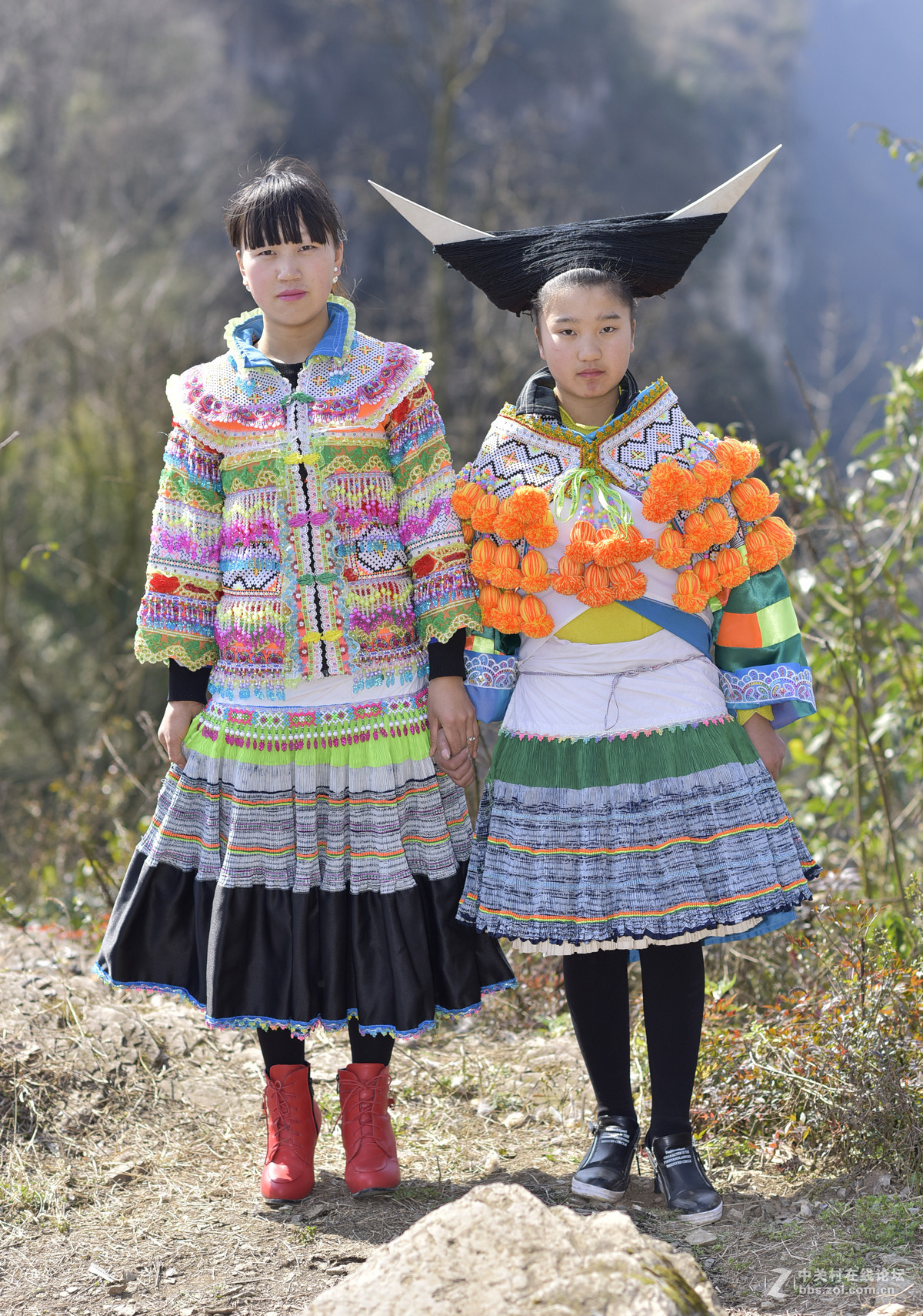 发一组跳花坡照的少数民族苗族相片