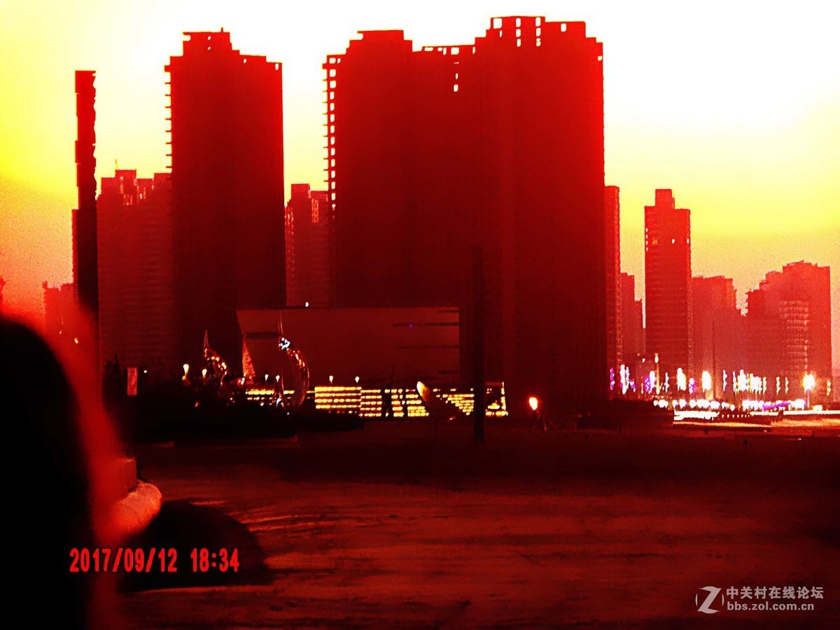 日落后红彤彤的景色