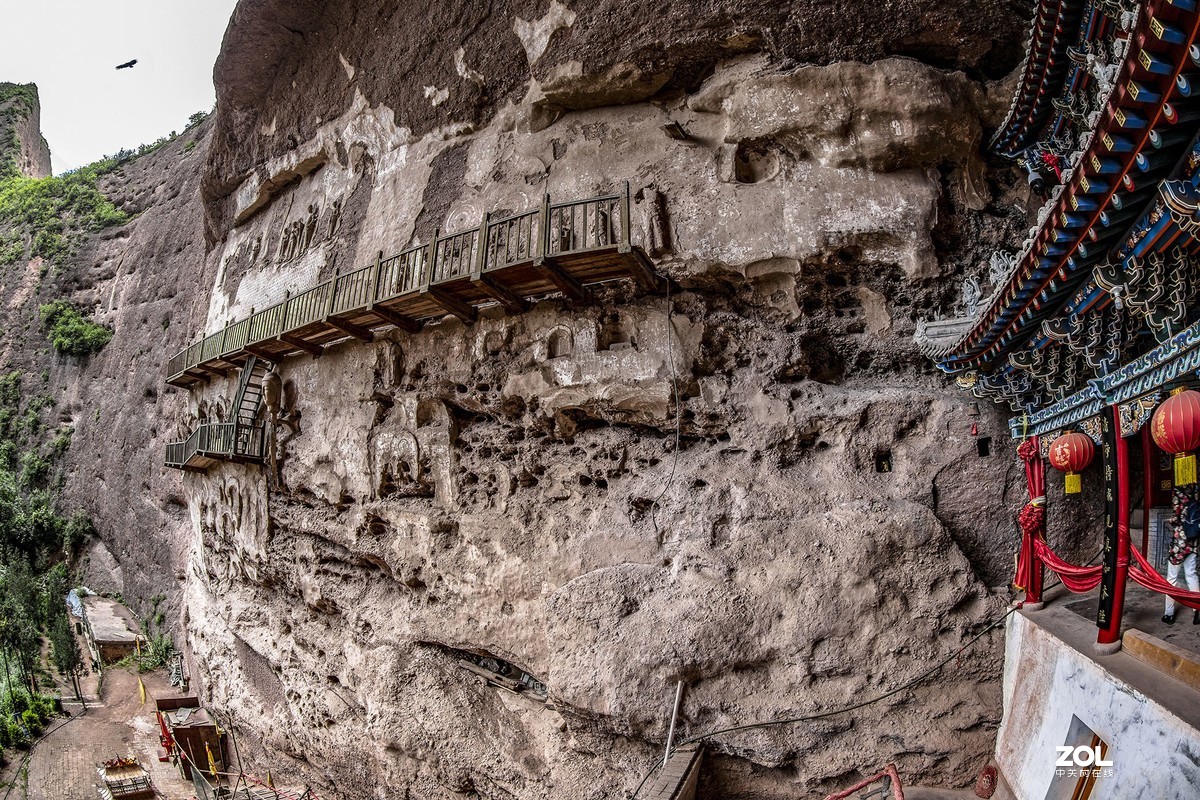 蜗居山洞成神仙