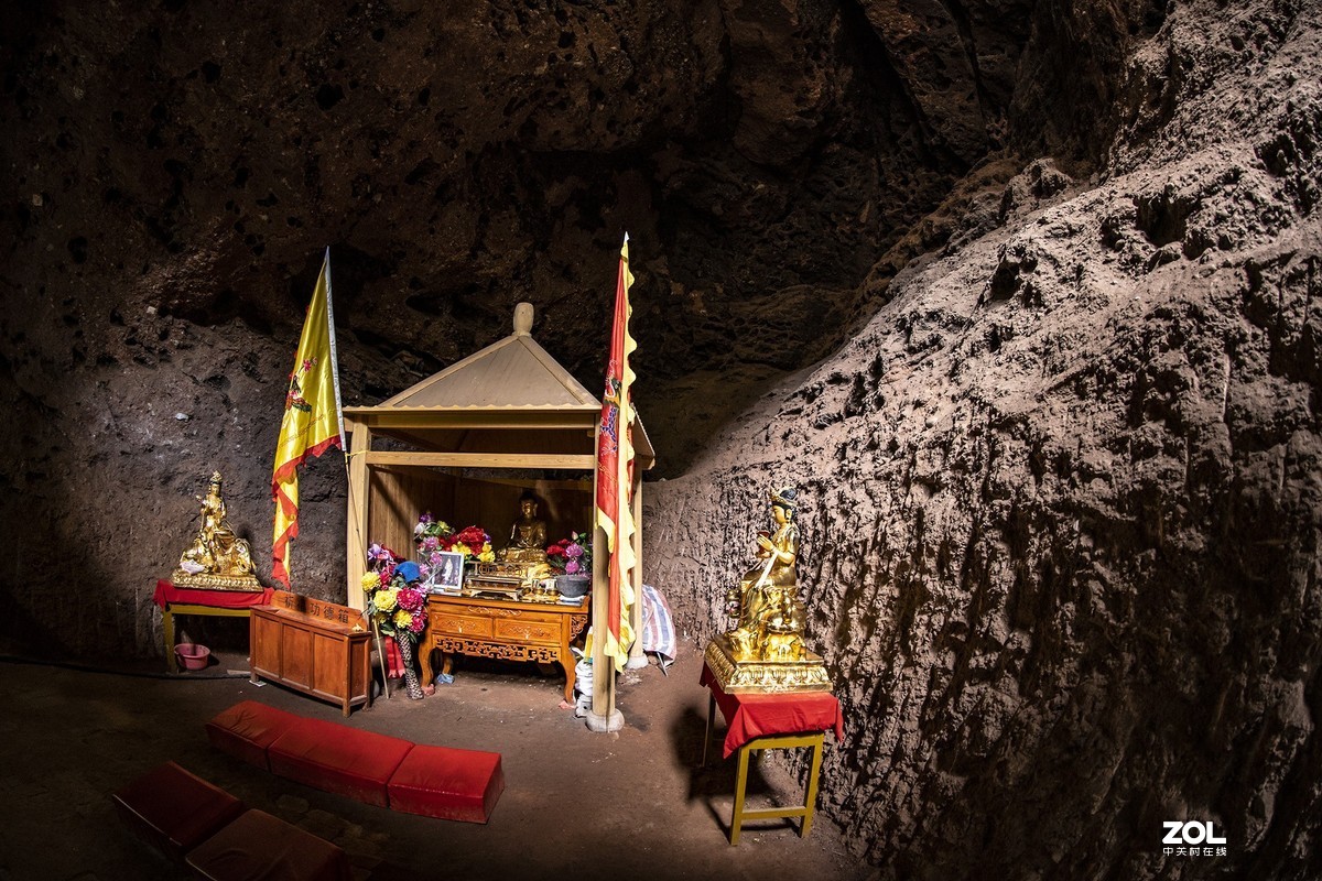 蜗居山洞成神仙