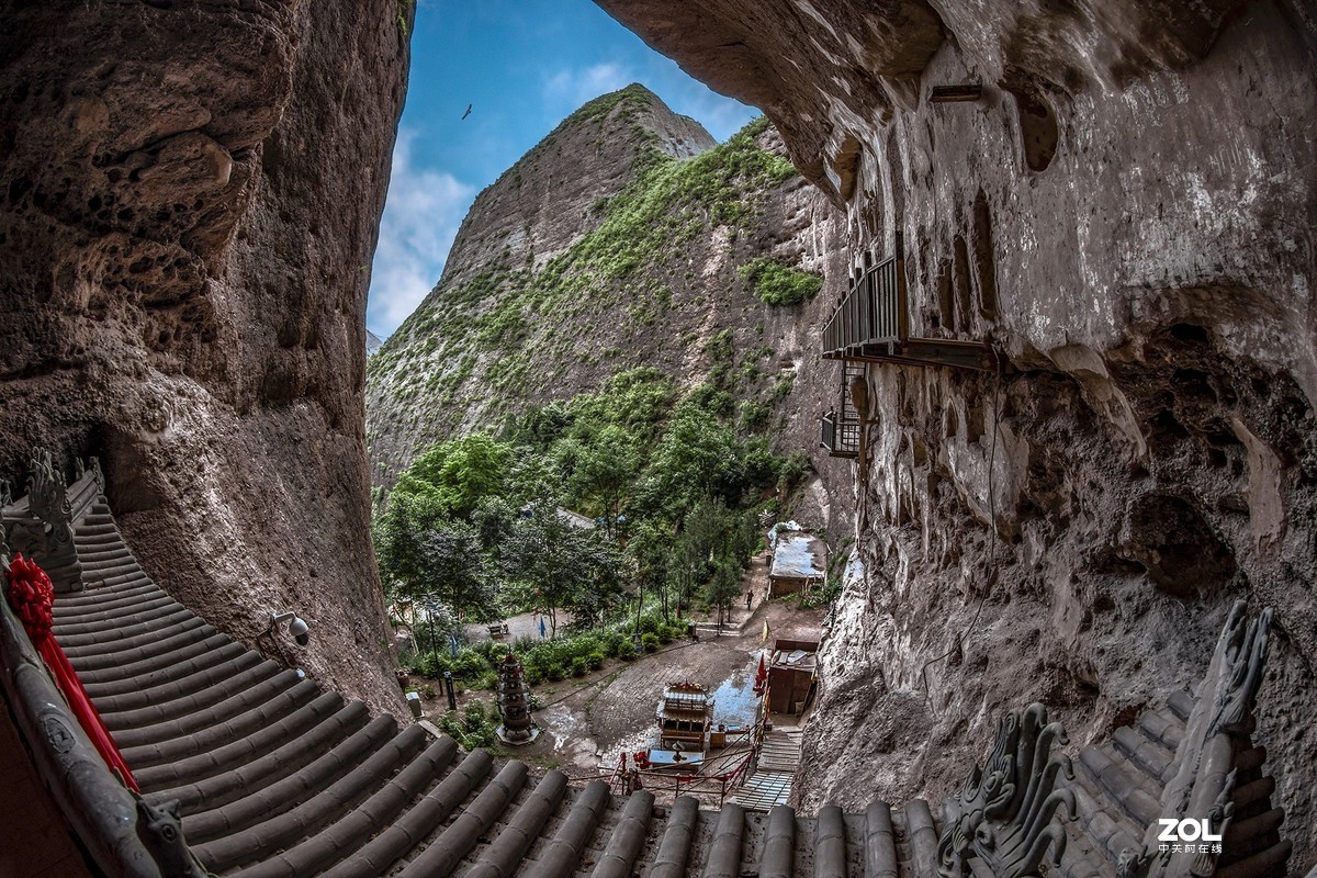 蜗居山洞成神仙