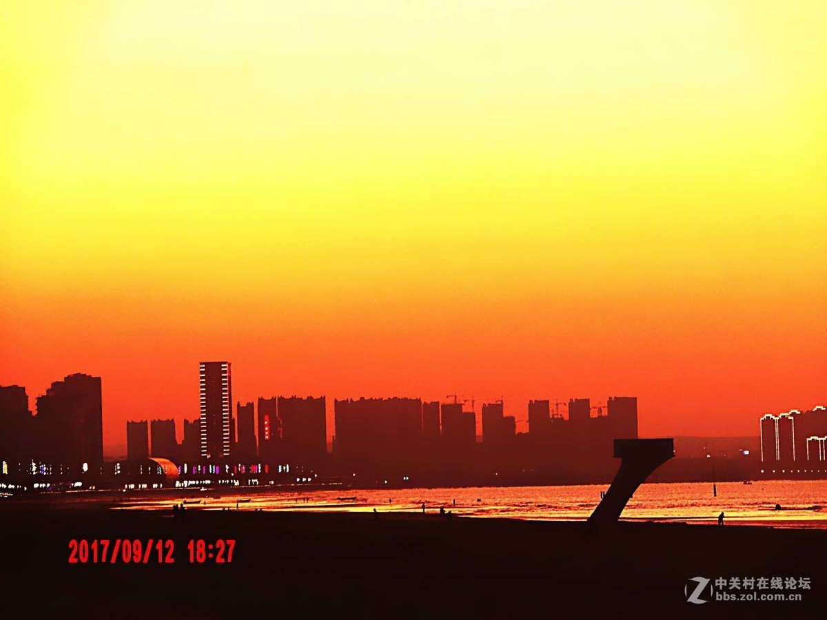 日落后红彤彤的景色