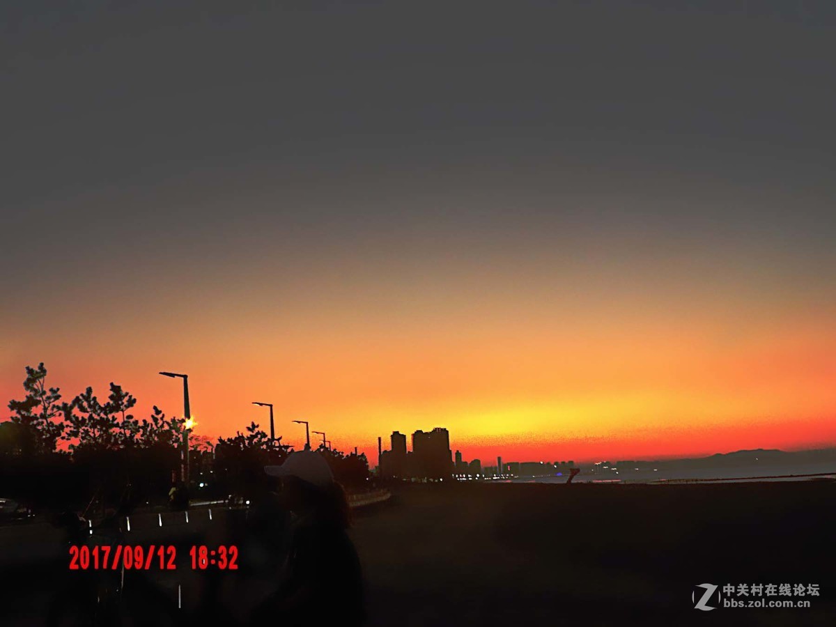 日落后红彤彤的景色