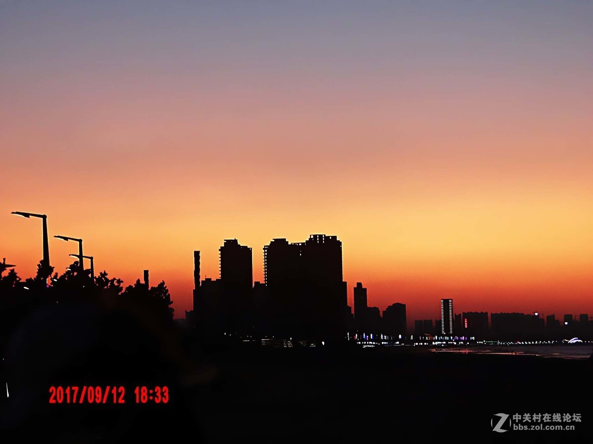 日落后红彤彤的景色