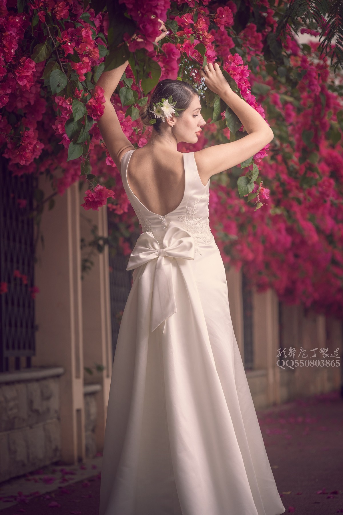 待到春来三月三， 满城尽飞紫亚兰。