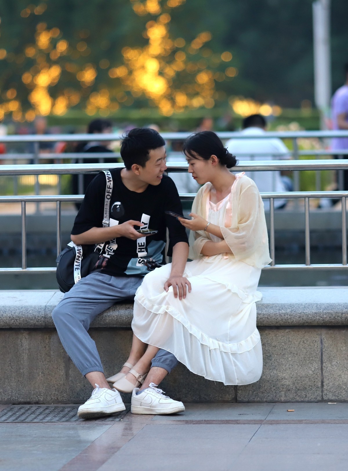 街拍一组情侣的图