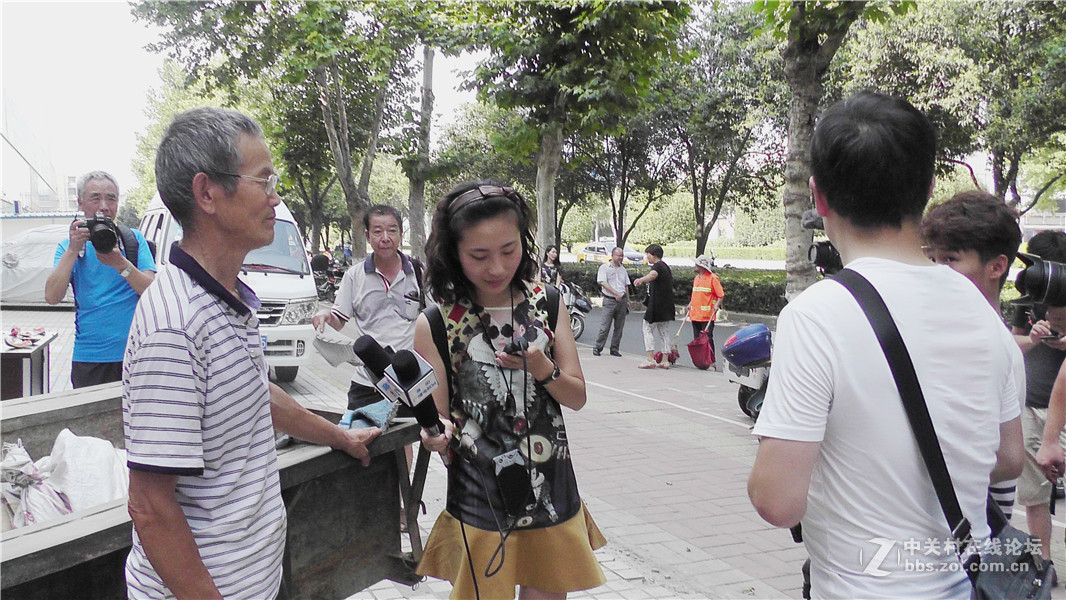 “解瓜农之忧，为环卫工人送清凉”公益活动今日进行