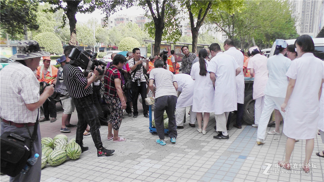 “解瓜农之忧，为环卫工人送清凉”公益活动今日进行