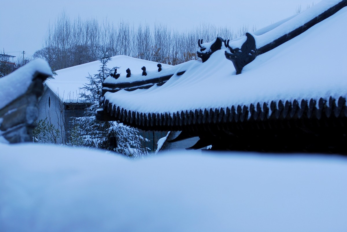 终南山又名太乙山、地肺山、中南山、周南山，简称南山，是