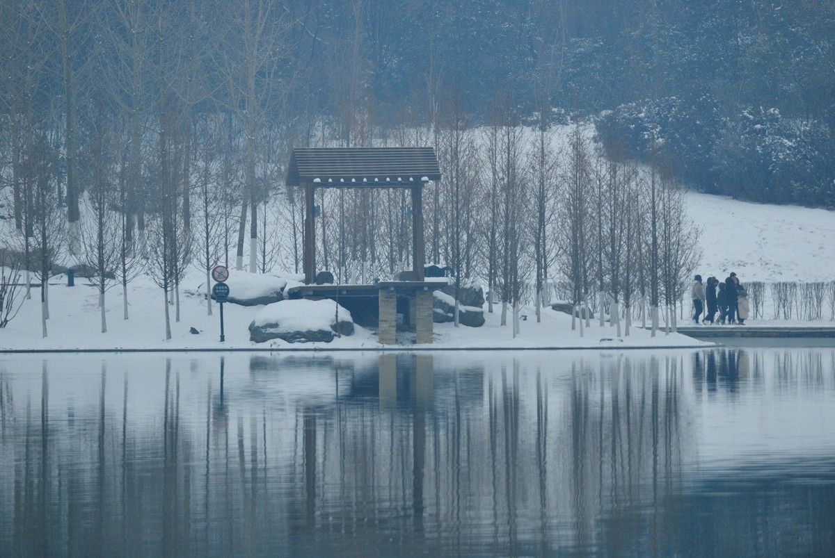 终南山又名太乙山、地肺山、中南山、周南山，简称南山，是