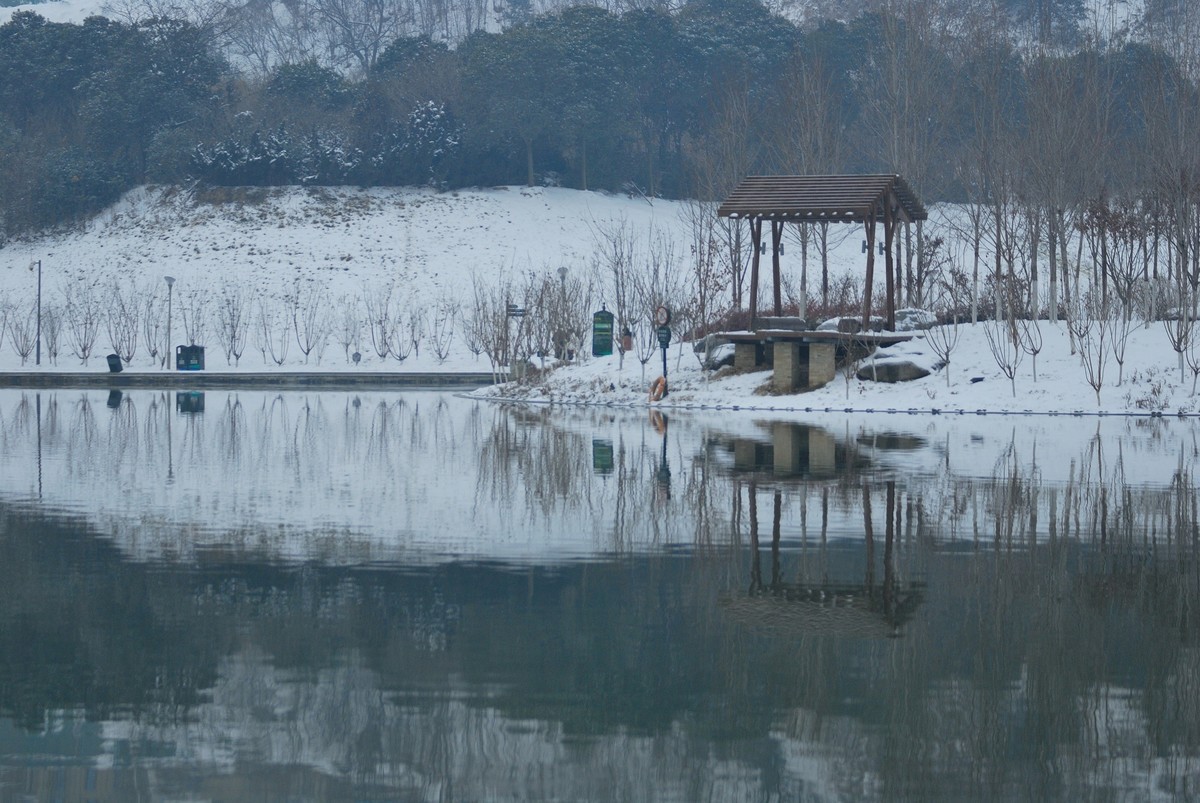 终南山又名太乙山、地肺山、中南山、周南山，简称南山，是
