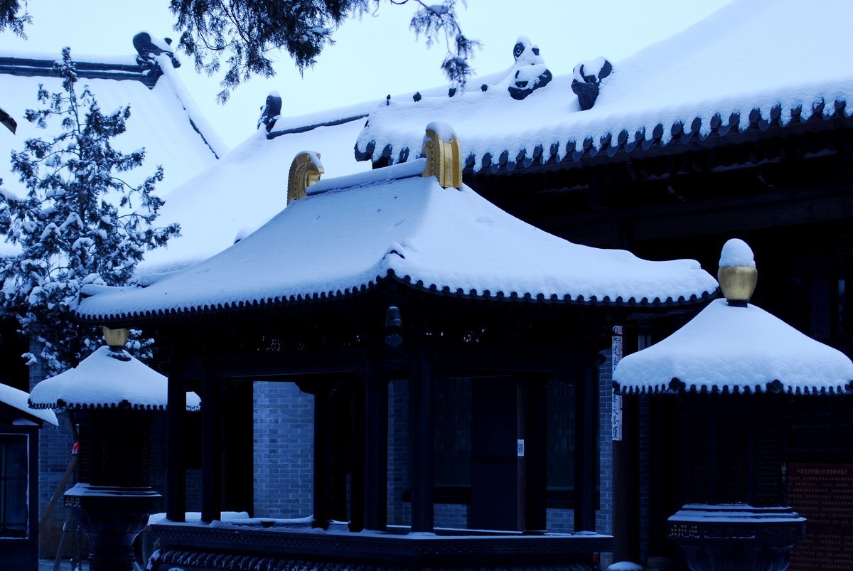 终南山又名太乙山、地肺山、中南山、周南山，简称南山，是