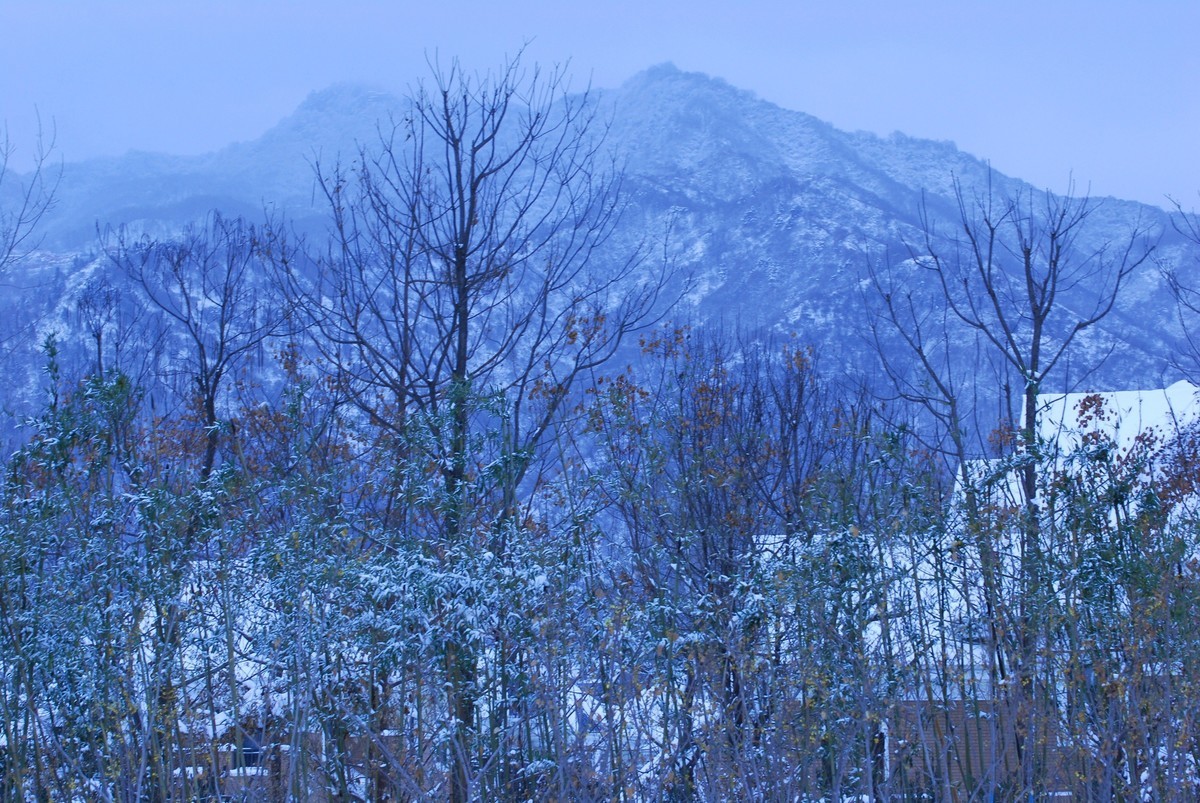 终南山又名太乙山、地肺山、中南山、周南山，简称南山，是