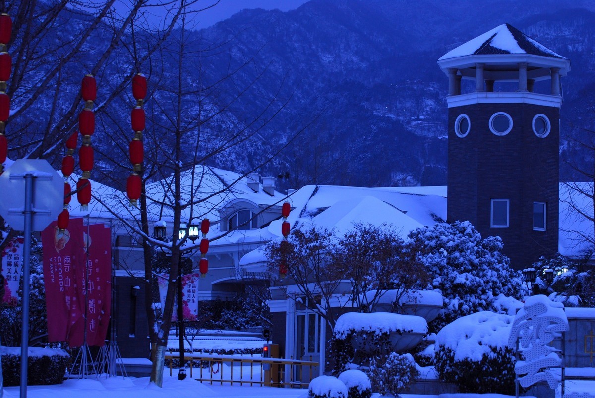 终南山又名太乙山、地肺山、中南山、周南山，简称南山，是