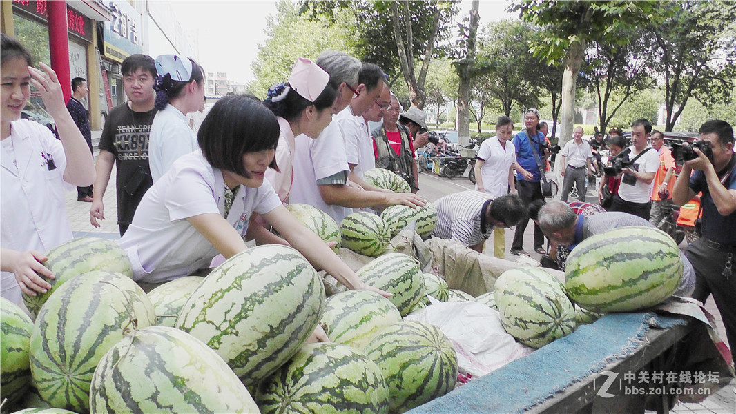 “解瓜农之忧，为环卫工人送清凉”公益活动今日进行