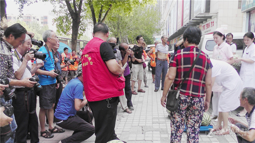 “解瓜农之忧，为环卫工人送清凉”公益活动今日进行